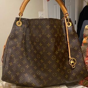 Authentic Louis Vuitton purse- ADJUSTED PRICE DUE TO ALOT OF PEOPLE INTERESTED